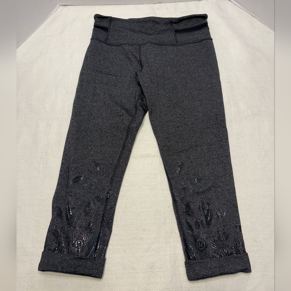 Lululemon Athletica Acro Crop, Embossed Logo , Size -+- 6